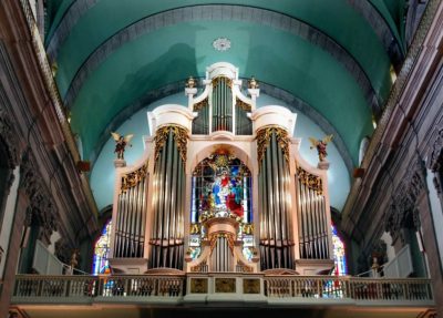 Remplir de vin les tuyaux principaux d’un nouvel orgue