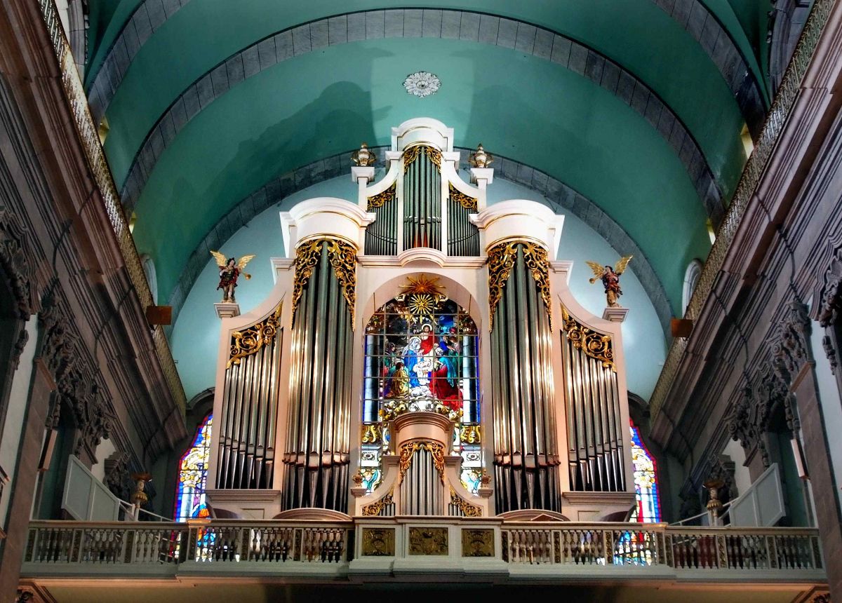 Filling the main pipes of a new organ with wine